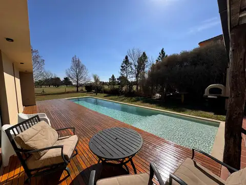 Casa en venta con pileta en barrio privado la carolina golf y country club