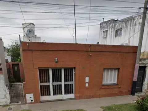 Alquilo casa con garage, 2 dorm. en solis al 3300