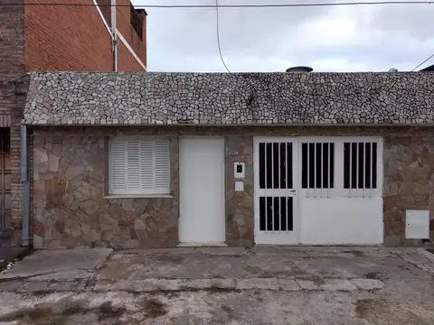 Casa al frente de 2 dormitorios. patio.