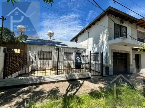 Casa de 4 dormitorios y cochera - alquiler