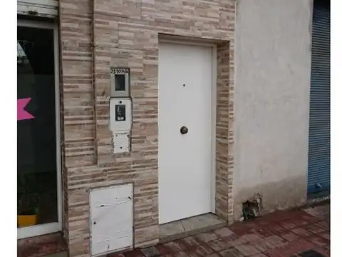 Casa de dos dormitorios y un comodin  planta alta