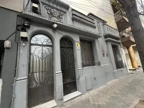 Casa de pasillo en alquiler, amplia con patio, sin expensas, centro rosario.