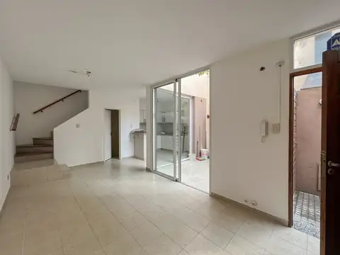 Casa de pasillo de dos dormitorios con parrillero en aqluiler
