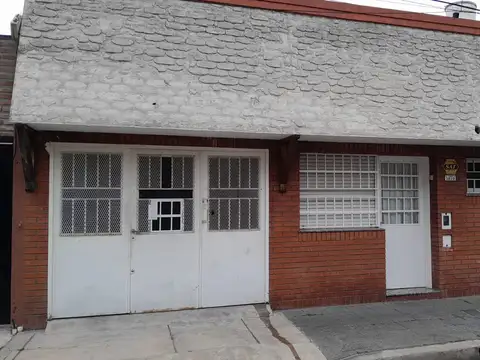 Casa 2 dormitorios muy amplia con garage.