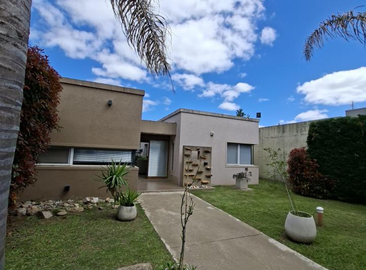 Casa · 145m² · 8 Ambientes · 1 Cochera