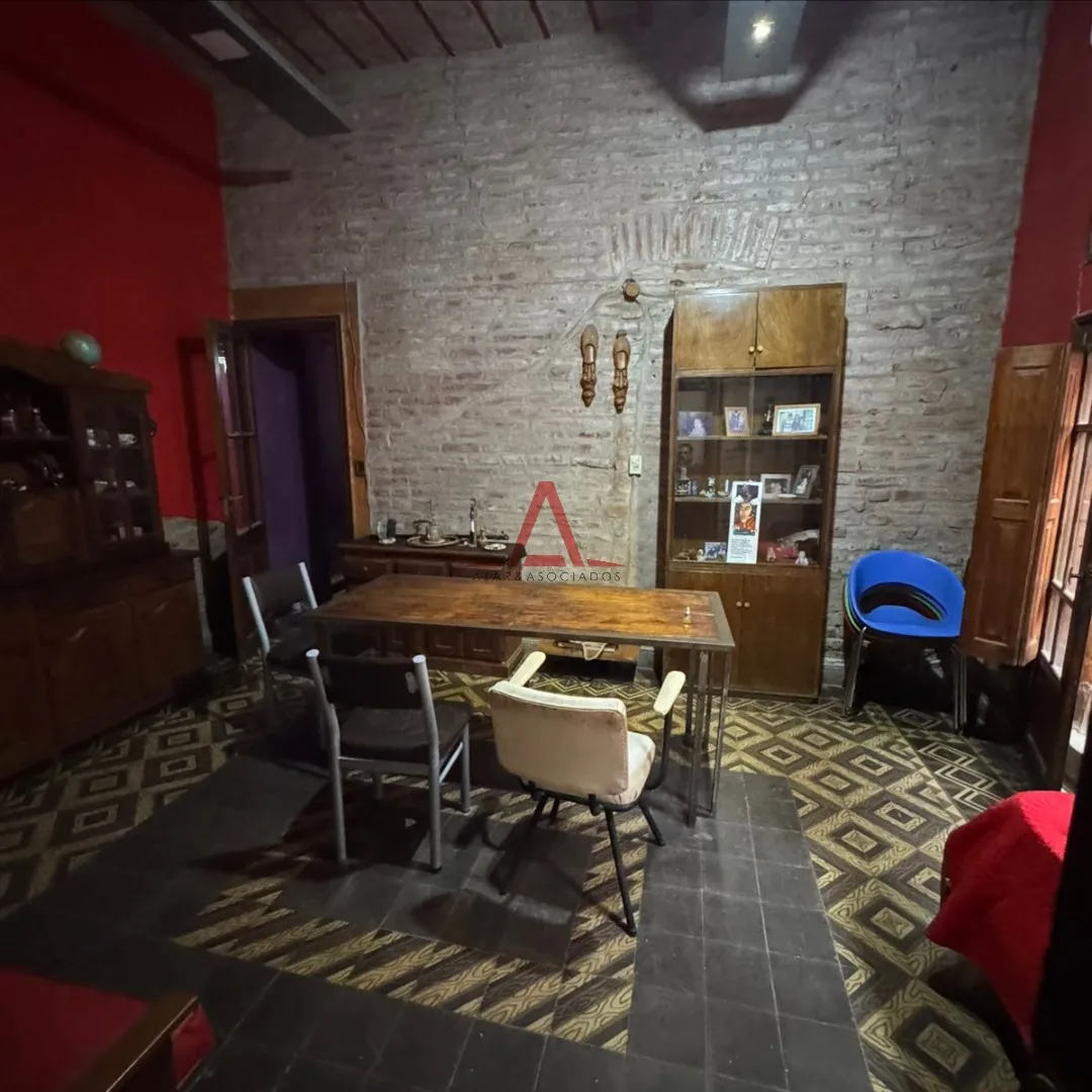 9 de Julio 1491, Alberdi. Casa de 4 dorm. y patio en ALQUILER!!