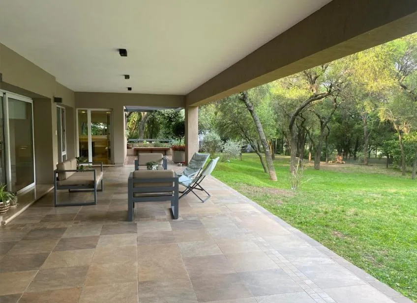 vendo casa en country el bosque-a metros ingreso tablada