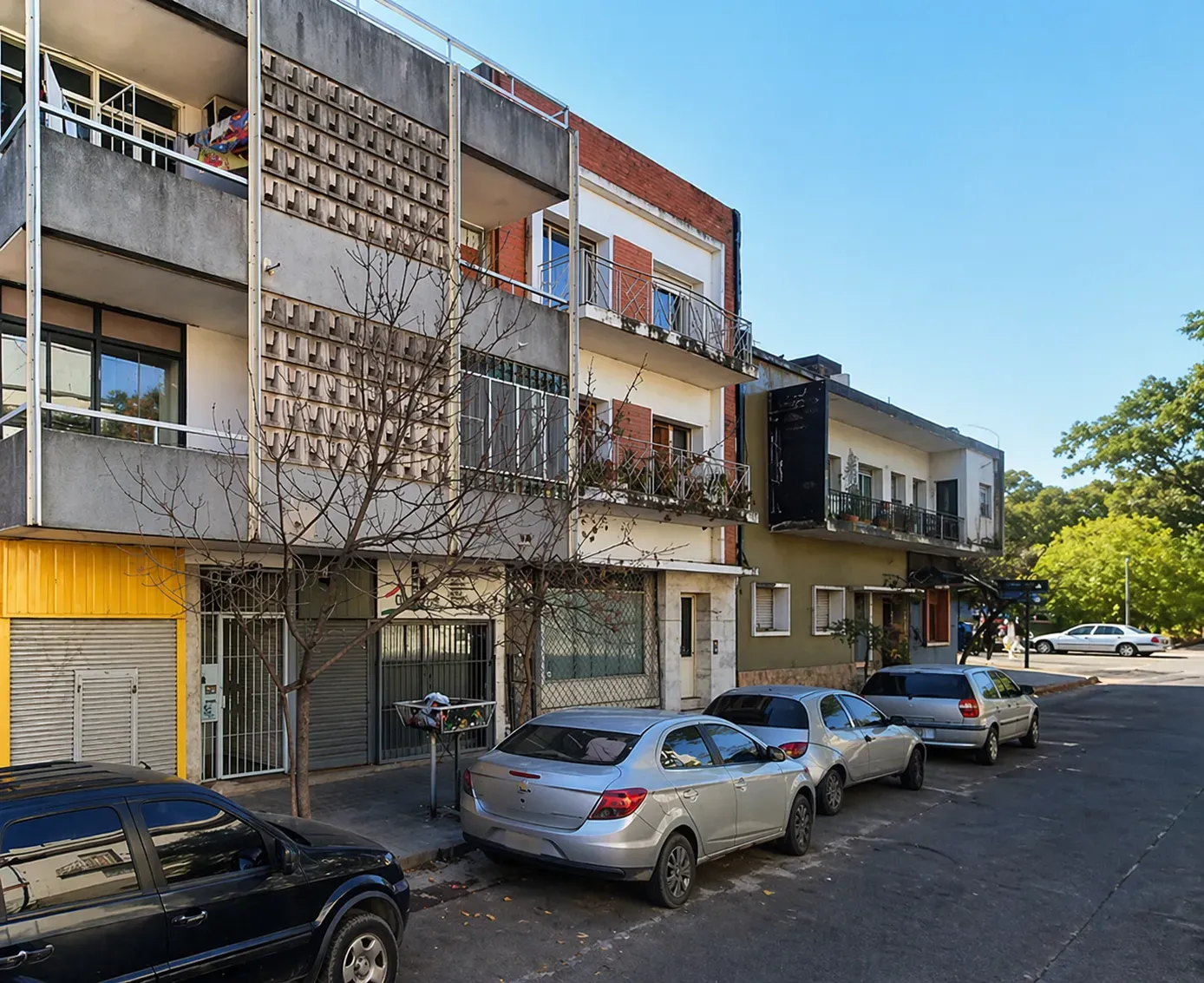 Monoambiente con cocina separada, lavadero y terraza con asador – Centro