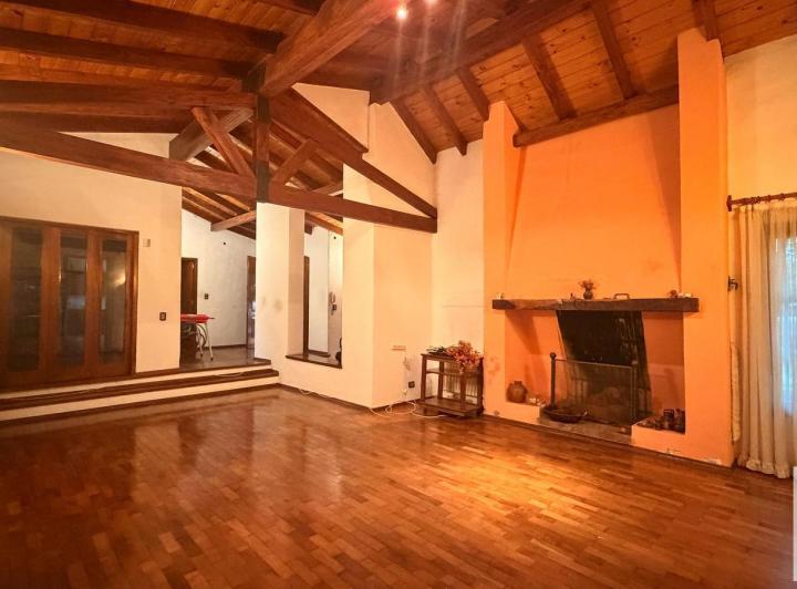 Casa · 250m² · 5 Ambientes · 2 Cocheras