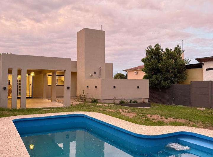 Casa · 194m² · 2 Dormitorios · 2 Cocheras