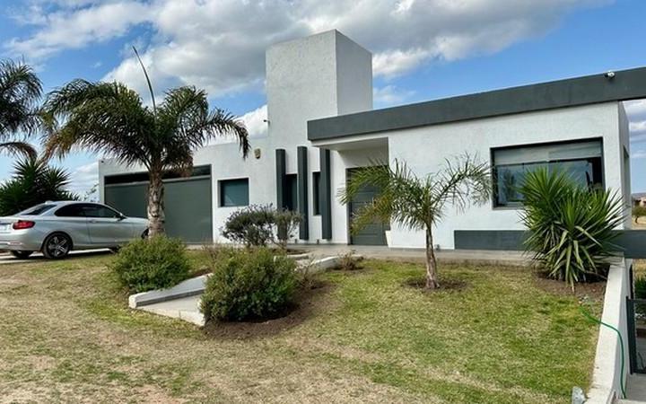 Casa · 250m² · 6 Ambientes · 1 Cochera