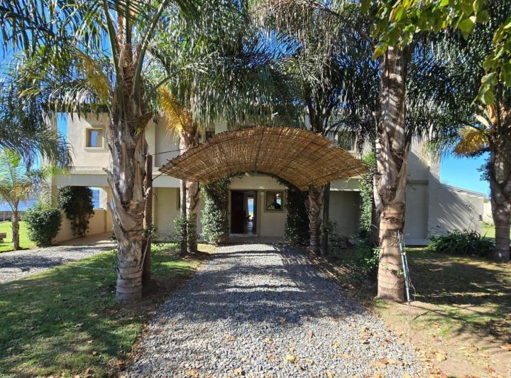 Casa · 560m² · 4 Dormitorios · 3 Cocheras