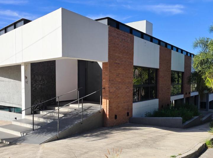 Casa · 1812m² · 25 Dormitorios · 30 Cocheras