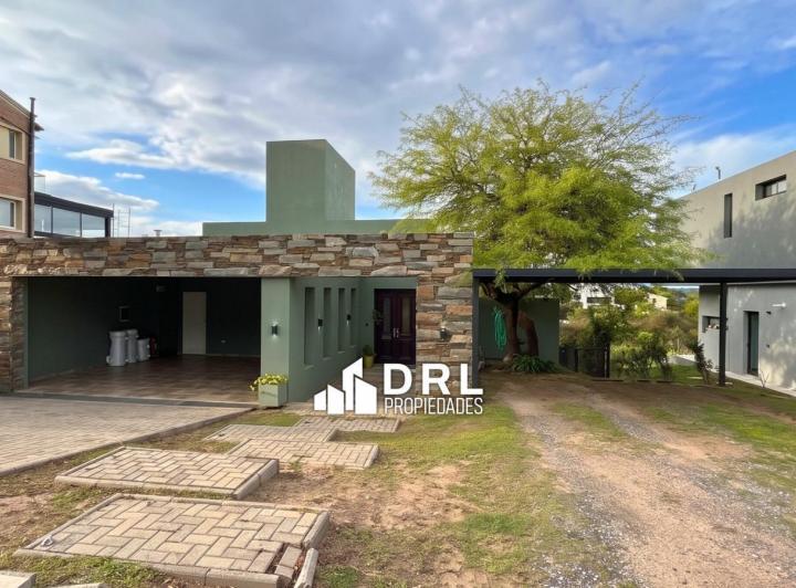 Casa · 540m² · 8 Ambientes · 2 Cocheras