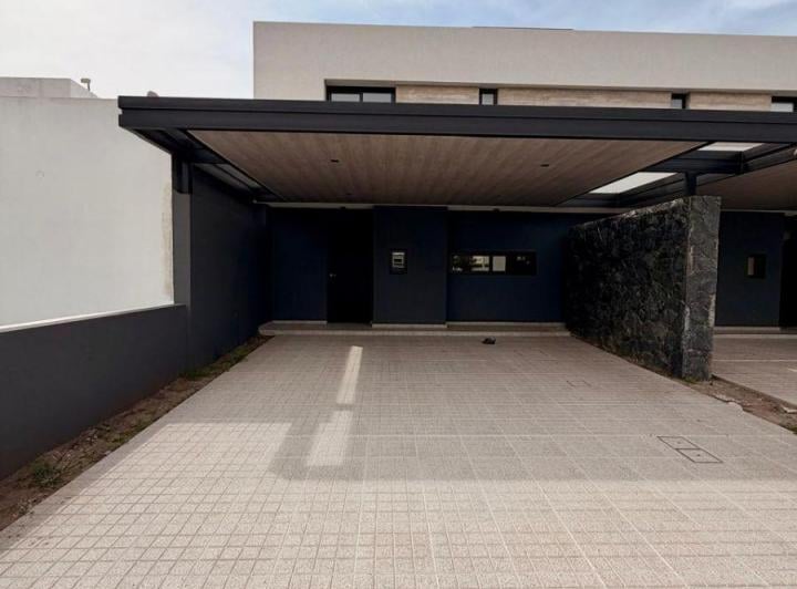 Casa · 120m² · 6 Ambientes · 2 Cocheras