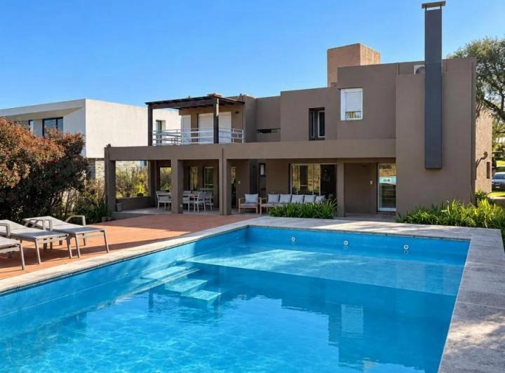 Casa · 360m² · 5 Ambientes · 2 Cocheras