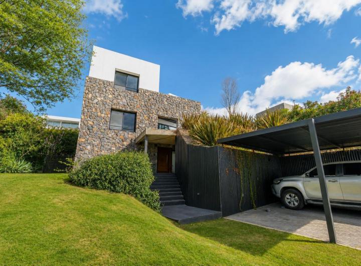 Casa · 351m² · 3 Dormitorios · 2 Cocheras