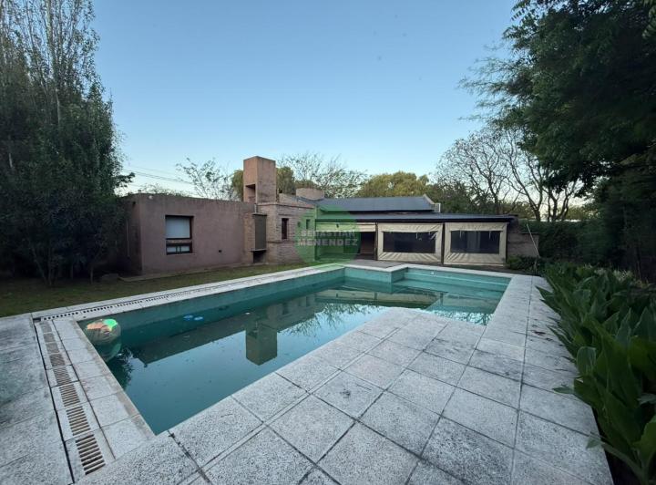 Casa · 276m² · 6 Ambientes · 2 Cocheras