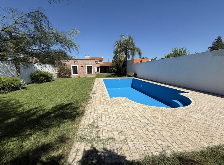 Casa · 270m² · 6 Ambientes · 2 Cocheras