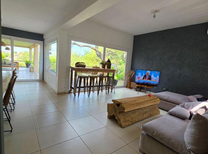 Casa · 350m² · 6 Ambientes · 2 Cocheras