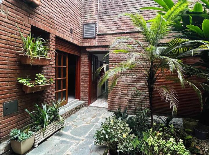 Casa · 270m² · 6 Ambientes · 1 Cochera