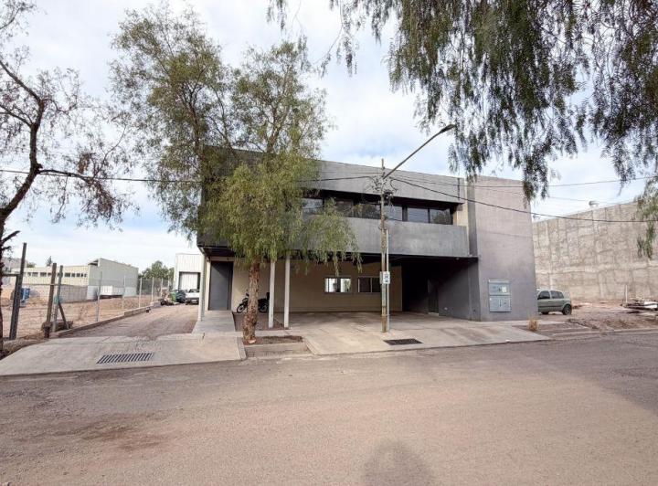 Bodega-Galpón · 721m² · 5 Ambientes · 3 Cocheras