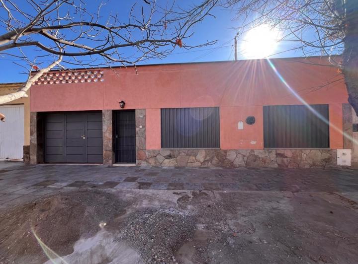Casa · 216m² · 6 Ambientes · 3 Cocheras