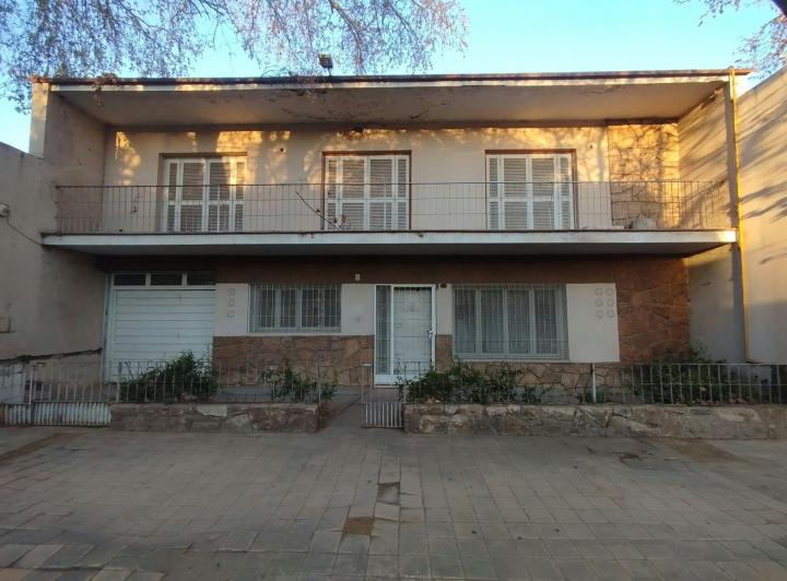 Casa · 180m² · 10 Ambientes · 1 Cochera