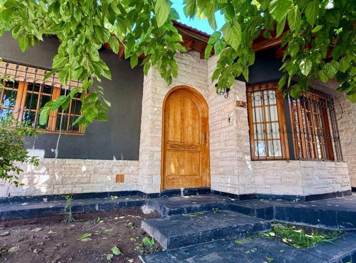 Casa · 230m² · 6 Ambientes · 2 Cocheras