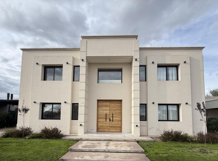 Casa · 235m² · 6 Ambientes · 1 Cochera