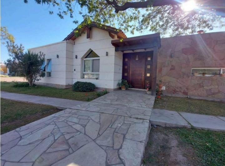 Casa · 230m² · 6 Ambientes · 1 Cochera