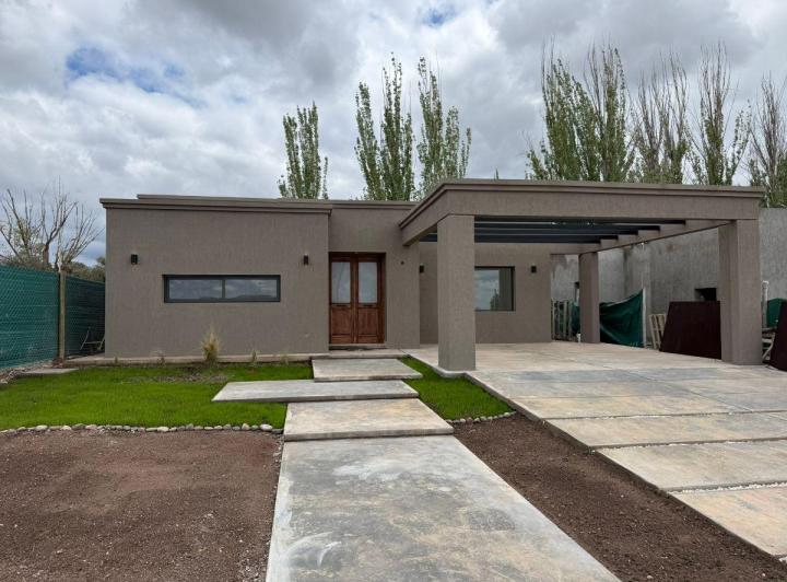 Casa · 145m² · 5 Ambientes · 2 Cocheras