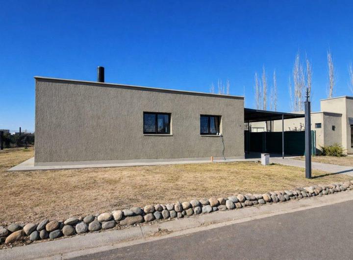 Casa · 232m² · 6 Ambientes · 2 Cocheras