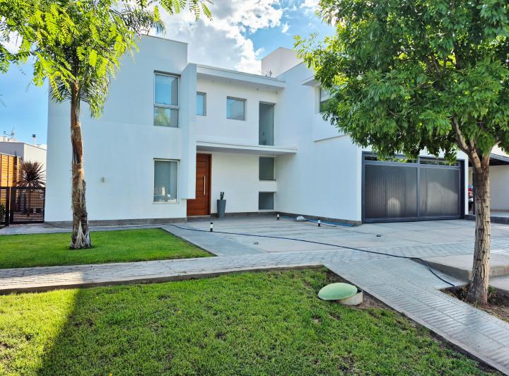 Casa · 240m² · 4 Dormitorios · 1 Cochera