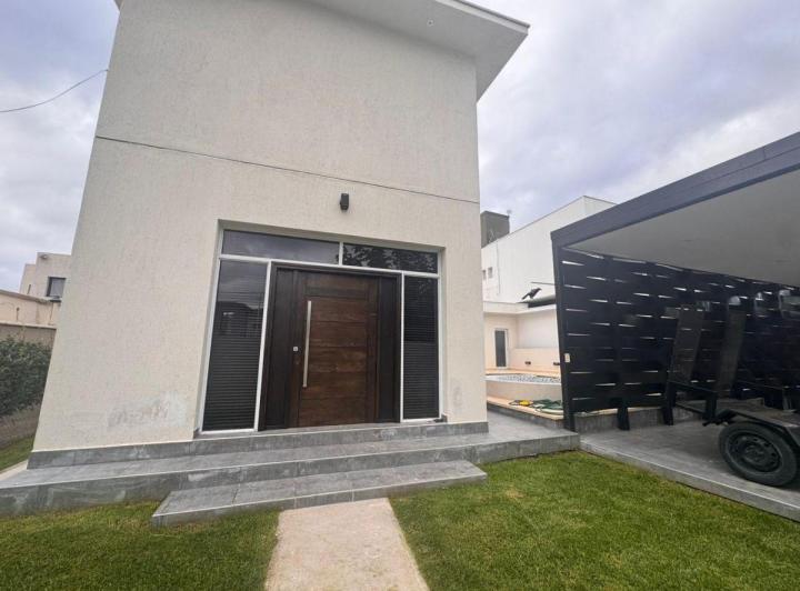 Casa · 250m² · 5 Ambientes · 3 Cocheras
