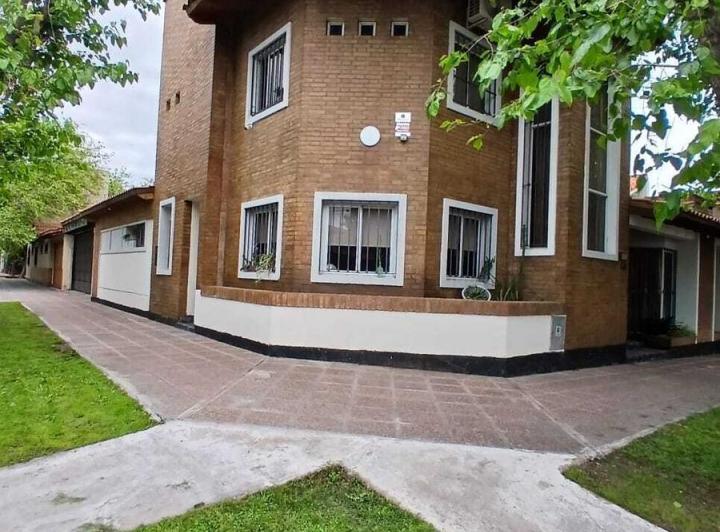 Casa · 240m² · 3 Dormitorios · 3 Cocheras