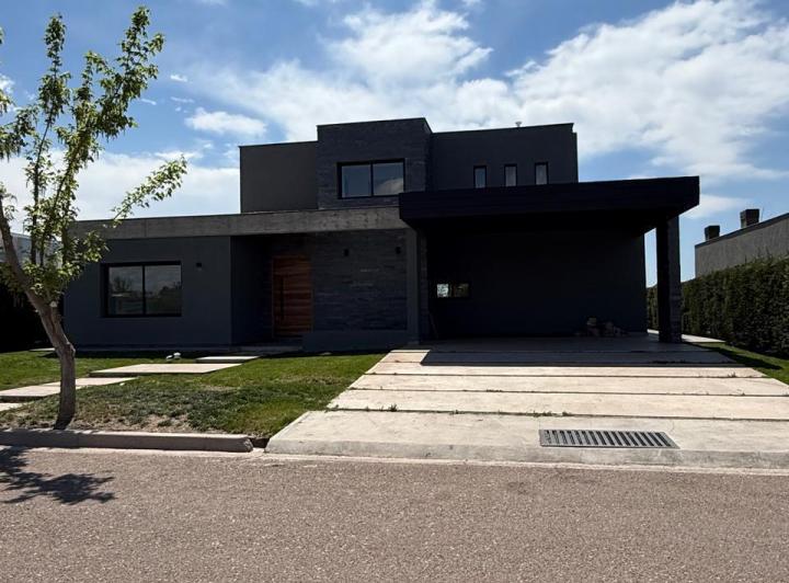 Casa · 190m² · 4 Ambientes · 2 Cocheras