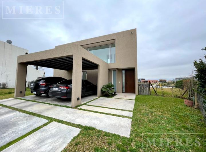 Casa · 144m² · 4 Ambientes · 4 Cocheras