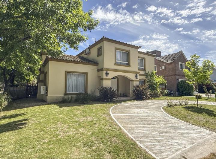 Casa · 214m² · 5 Ambientes · 1 Cochera