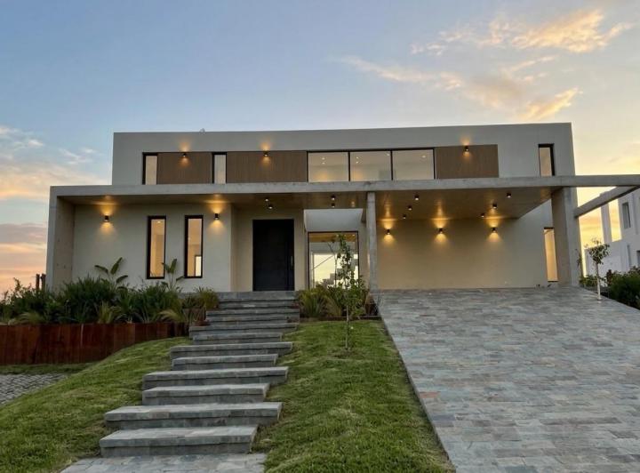 Casa · 248m² · 7 Ambientes · 6 Cocheras