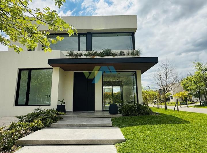Casa · 230m² · 5 Ambientes · 2 Cocheras