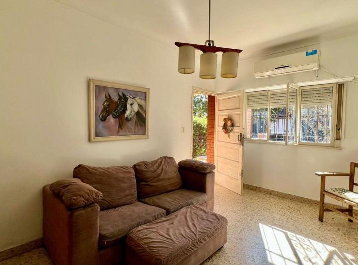 Casa · 93m² · 6 Ambientes · 2 Cocheras