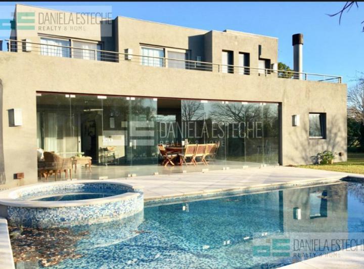 Casa · 310m² · 5 Ambientes · 2 Cocheras