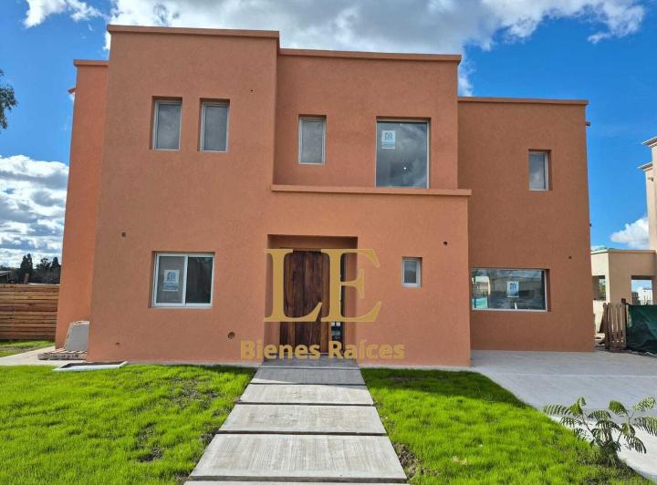 Casa · 194m² · 4 Ambientes · 2 Cocheras