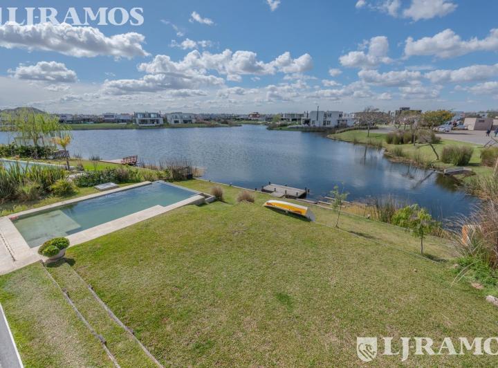Casa · 320m² · 5 Ambientes · 2 Cocheras