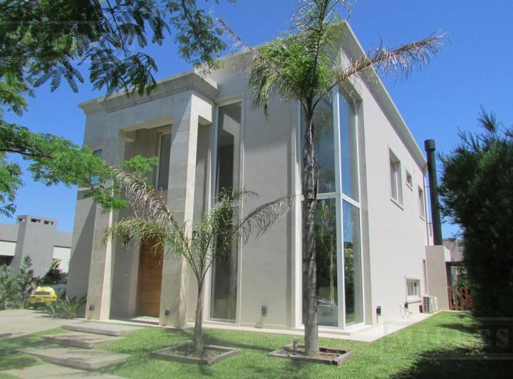 Casa · 250m² · 5 Ambientes · 3 Cocheras