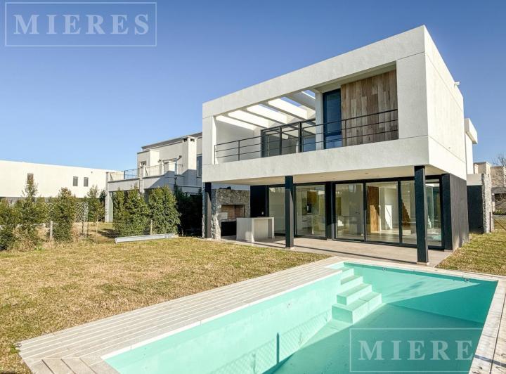 Casa · 250m² · 6 Ambientes · 2 Cocheras