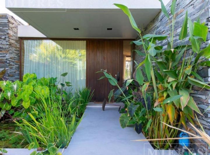 Casa · 245m² · 5 Ambientes · 2 Cocheras
