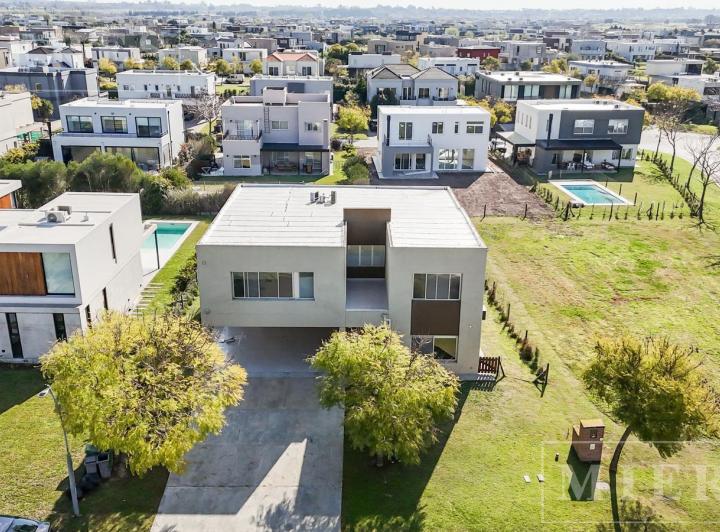 Casa · 259m² · 6 Ambientes · 2 Cocheras