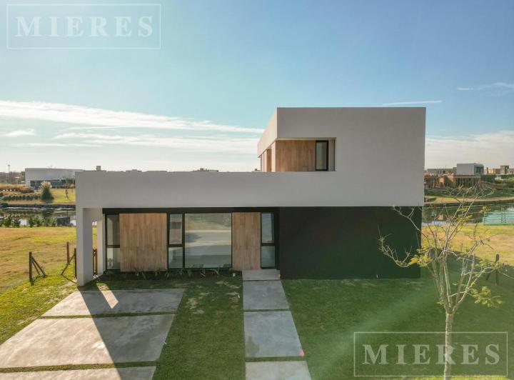Casa · 190m² · 5 Ambientes · 2 Cocheras